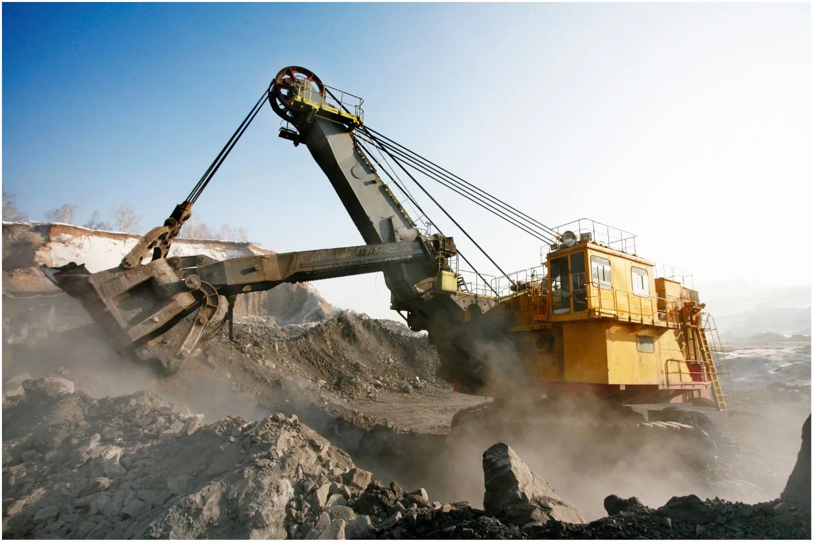 AI defect detection on mining and heavy industrial equipment identifying wear, misalignment, cracks, and overheating.
